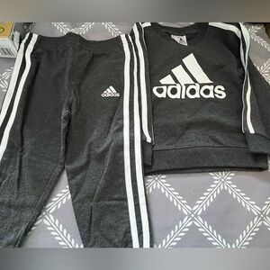 New  Boys Adidas grey track suit size 2T